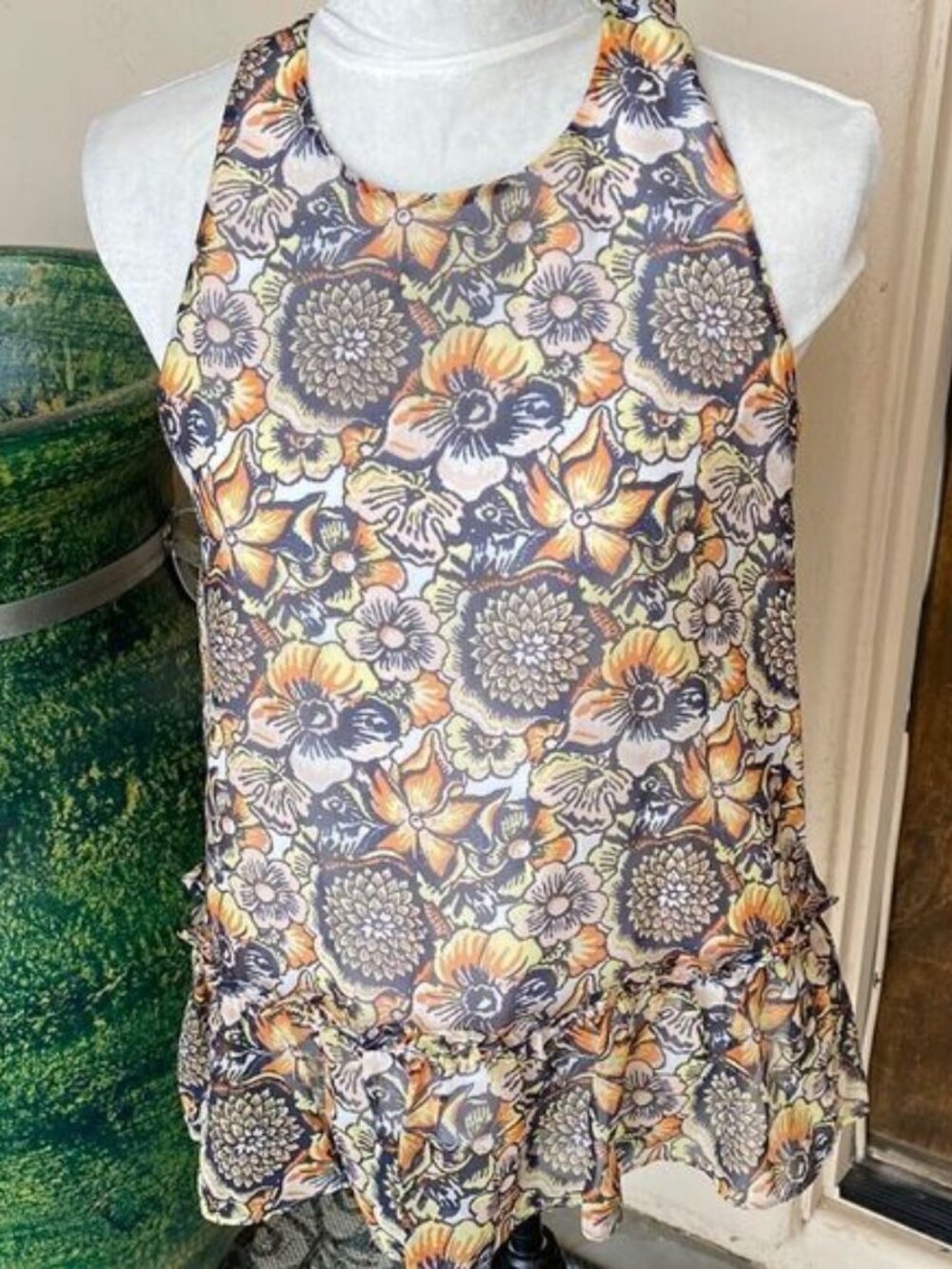 Floral sheer print fully lined sleeveless top with ruffled bottom size 4